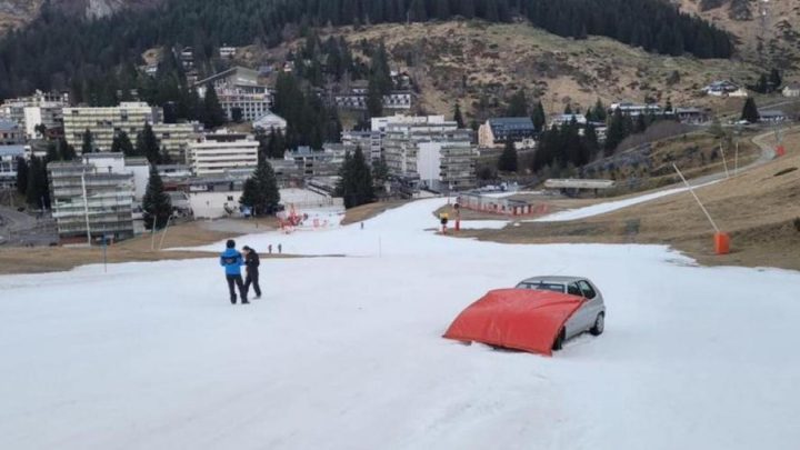 Il tente de monter une piste de ski avec sa voiture… et s’enlise dans la neige